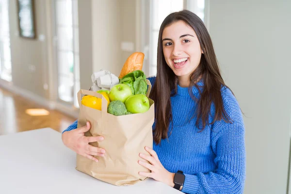 Jovem Mulher Bonita Sorrindo Segurando Saco Papel Cheio Mantimentos Casa — Fotografia de Stock