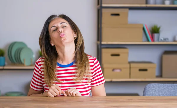 Mulher Sênior Meia Idade Sentada Mesa Casa Olhando Para Câmera — Fotografia de Stock