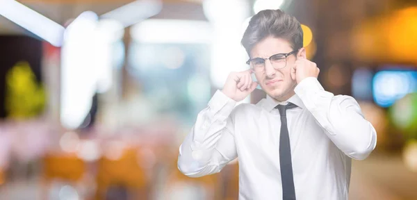 Mladí Obchodní Muž Nosí Brýle Izolované Pozadí Pokrývající Uši Prsty — Stock fotografie