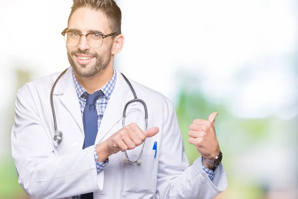 Guapo Joven Doctor Hombre Sobre Aislado Fondo Señalando Espalda Detrás — Foto de Stock