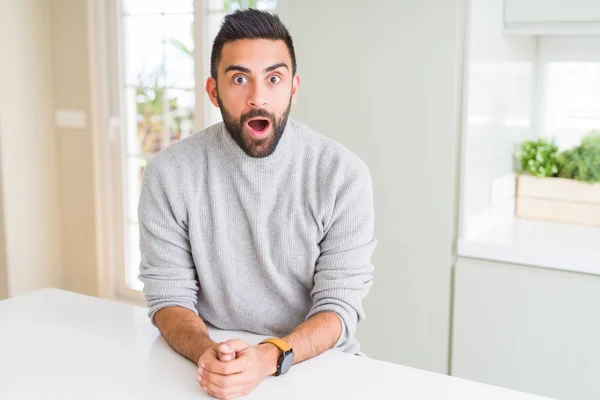 Bell Uomo Ispanico Che Indossa Maglione Casual Casa Spaventato Scioccato — Foto Stock