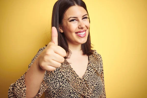 Junge Schöne Brünette Frau Trägt Leopardenhemd Über Gelbem Isolierten Hintergrund — Stockfoto