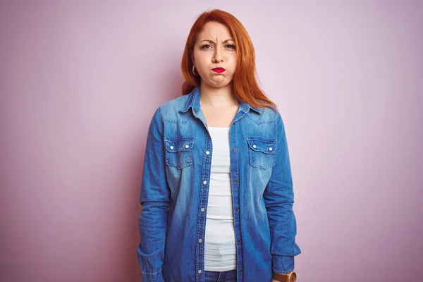 Youg Hermosa Pelirroja Con Camisa Mezclilla Pie Sobre Fondo Rosa — Foto de Stock