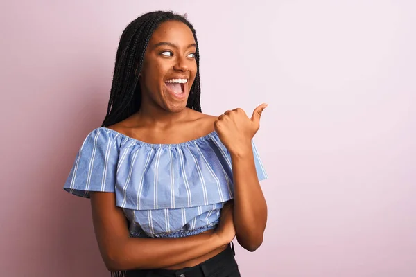 Afrikansk Amerikansk Kvinna Bär Randig Shirt Stående Över Isolerade Rosa — Stockfoto