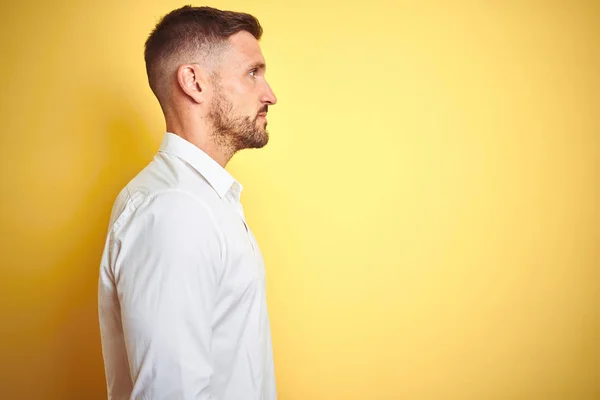 Ung Stilig Man Bär Elegant Vit Skjorta Över Gul Isolerad — Stockfoto