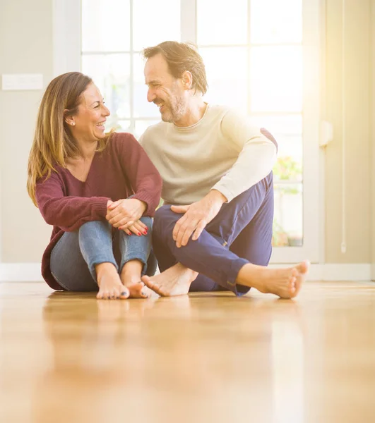 Vackra romantiska par sitter tillsammans på golvet hemma — Stockfoto