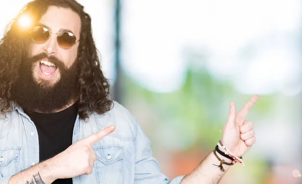 Hipster Młody Człowiek Długie Włosy Brodę Nosić Okulary Przeciwsłoneczne Uśmiechając — Zdjęcie stockowe
