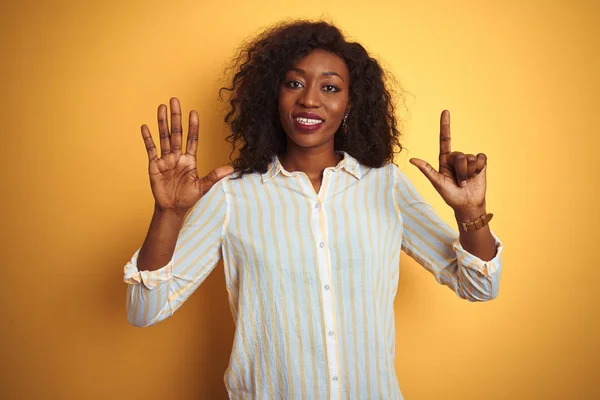 Mujer Afroamericana Con Camisa Rayas Pie Sobre Fondo Amarillo Aislado — Foto de Stock