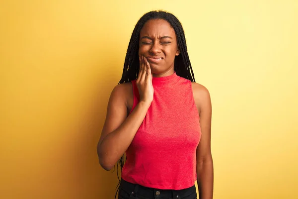 Mujer Afroamericana Con Camiseta Casual Roja Pie Sobre Fondo Amarillo — Foto de Stock