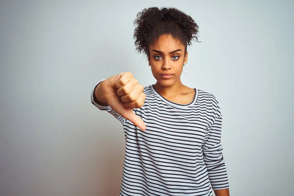 Mulher Afro Americana Vestindo Marinho Listrado Shirt Sobre Fundo Branco — Fotografia de Stock