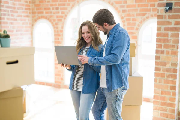 Casal Jovem Usando Laptop Computador Uma Sala Torno Caixas Papelão — Fotografia de Stock