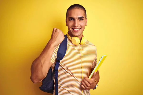 Junger Student Der Kopfhörer Und Rucksack Über Gelbem Hintergrund Trägt — Stockfoto