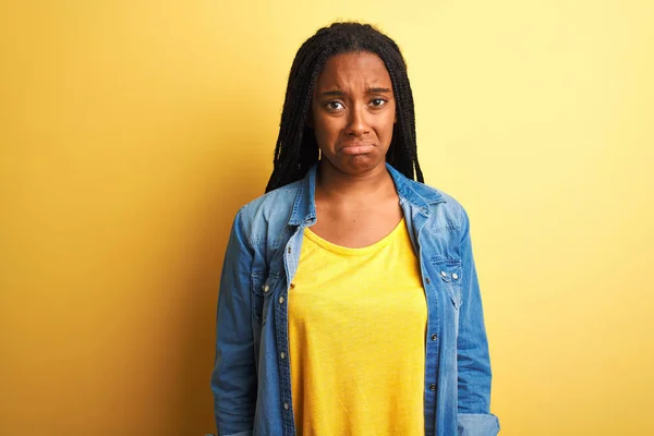 Молодая Африканская Американка Джинсовой Рубашке Стоящая Изолированном Желтом Фоне Подавлена — стоковое фото