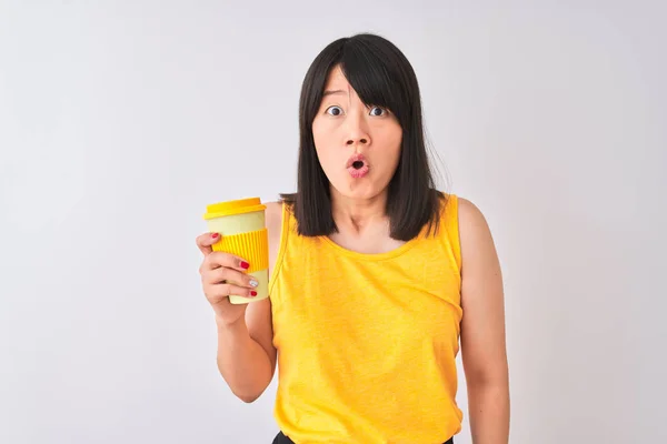 Joven Hermosa Mujer China Bebiendo Llevar Café Sobre Fondo Blanco — Foto de Stock