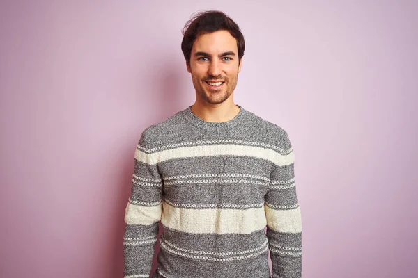 줄무늬 스웨터를 행복하고 미소를 분홍색 잘생긴 운좋은 — 스톡 사진