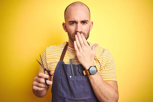 Young Hairdresser Man Wearing Barber Apron Holding Scissors Isolated Yellow — Stock Photo, Image