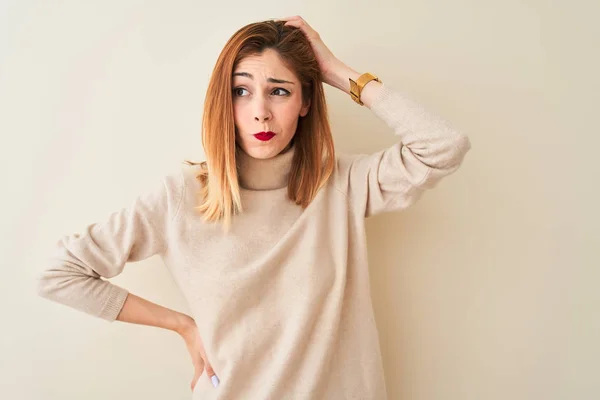 Mulher Ruiva Vestindo Camisola Gola Alta Elegante Sobre Fundo Branco — Fotografia de Stock