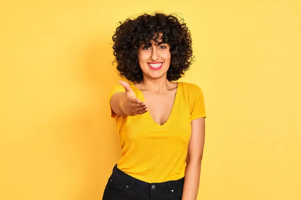 Ung Arabisk Kvinna Med Lockigt Hår Bär Shirt Stående Över — Stockfoto