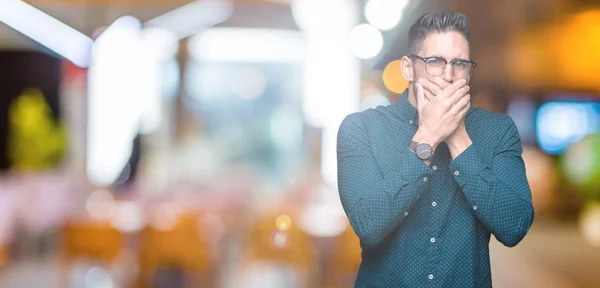 Joven Hombre Negocios Guapo Con Gafas Sobre Fondo Aislado Impactado —  Fotos de Stock