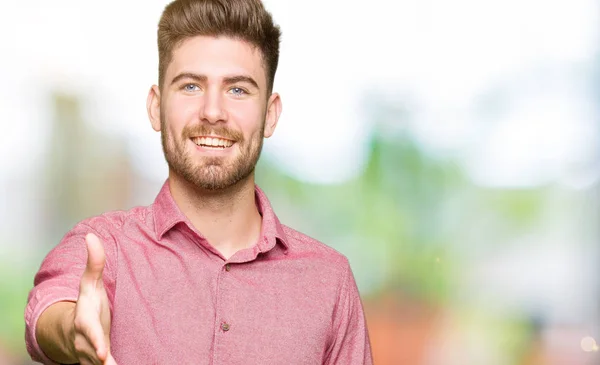 Joven Hombre Casual Negocios Guapo Sonriendo Amistoso Ofreciendo Apretón Manos —  Fotos de Stock