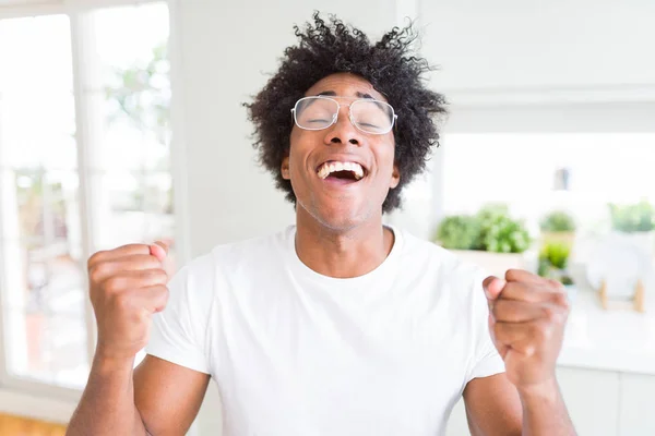 Američan Afričana Muž Brýlemi Nadšení Pro Úspěch Náručí Aktivována Oslavující — Stock fotografie