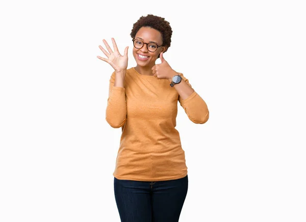 Jovem Bela Mulher Afro Americana Vestindo Óculos Sobre Fundo Isolado — Fotografia de Stock