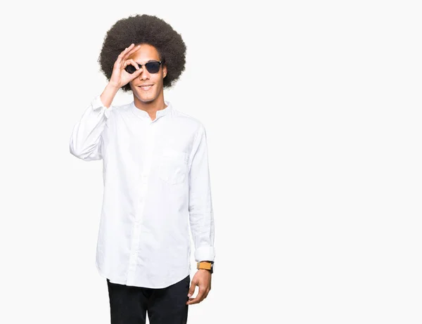 Junger Afrikanisch Amerikanischer Mann Mit Afro Haaren Trägt Sonnenbrille Und — Stockfoto