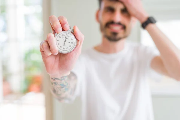 Jeune Homme Tenant Chronomètre Stressé Avec Main Sur Tête Choqué — Photo