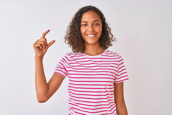 Jovem Brasileira Vestindo Camiseta Listrada Rosa Sobre Fundo Branco Isolado — Fotografia de Stock