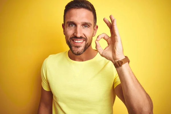 Der Junge Gutaussehende Mann Trägt Ein Legeres Gelbes Shirt Über — Stockfoto