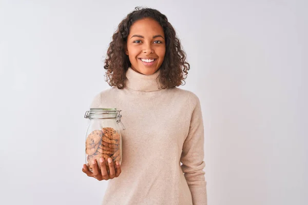 Mujer Brasileña Joven Sosteniendo Tarro Galletas Pie Sobre Fondo Blanco — Foto de Stock