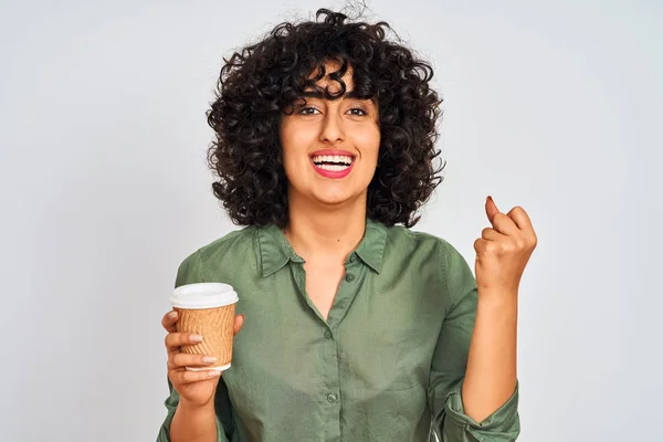Jovem Árabe Mulher Com Cabelo Encaracolado Beber Xícara Café Sobre — Fotografia de Stock