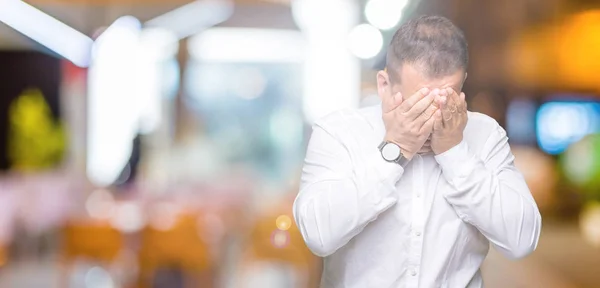 Arabischer Eleganter Mann Mittleren Alters Über Isoliertem Hintergrund Mit Traurigem — Stockfoto