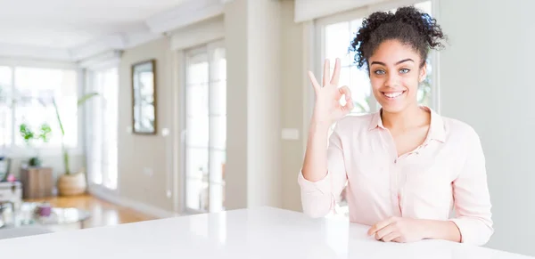 Vidvinkel Vacker Afrikansk Amerikansk Kvinna Med Afro Hår Leende Positiva — Stockfoto