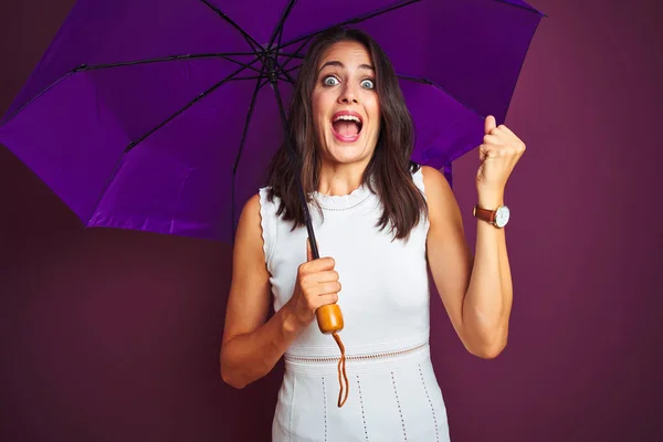 Jeune Belle Femme Tenant Parapluie Debout Sur Fond Violet Isolé — Photo