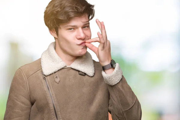 Üzerinde Kış Ceket Giyen Genç Yakışıklı Adam Arka Plan Ağız — Stok fotoğraf