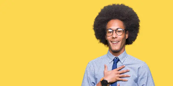 アフロの髪を着て 若いアフリカ系アメリカ人ビジネス男眼鏡笑顔と大声面白いクレイジー ジョークので大笑い 幸せな式 — ストック写真