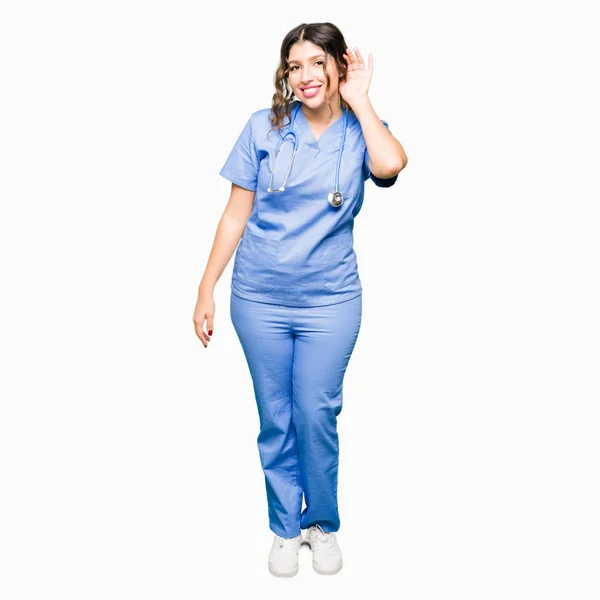 Młody Lekarz Dorosłych Kobieta Ubrana Medyczne Uniform Uśmiechający Się Ręką — Zdjęcie stockowe