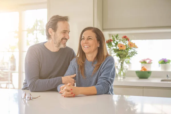 Романтическая пара среднего возраста сидит вместе дома — стоковое фото