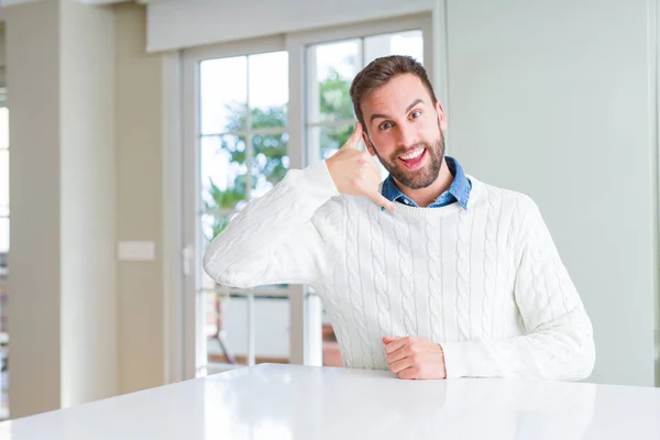 Knappe Man Het Dragen Van Casual Trui Glimlachend Telefoon Gebaar — Stockfoto