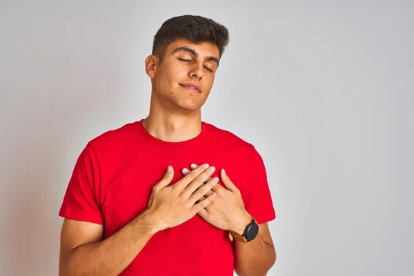 Junger Indischer Mann Rotem Shirt Der Vor Isoliertem Weißem Hintergrund — Stockfoto