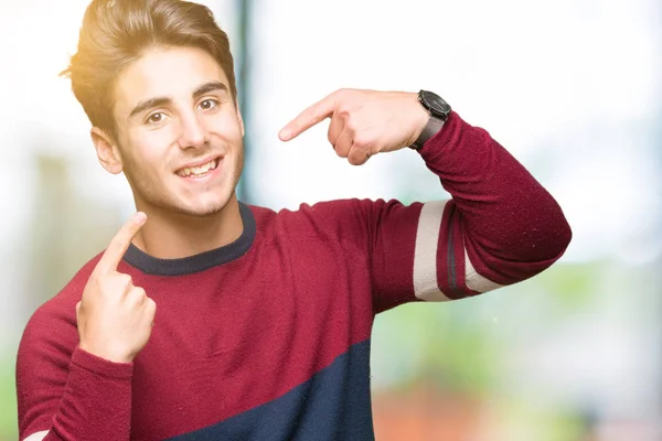 Homem Bonito Jovem Sobre Fundo Isolado Sorrindo Confiante Mostrando Apontando — Fotografia de Stock