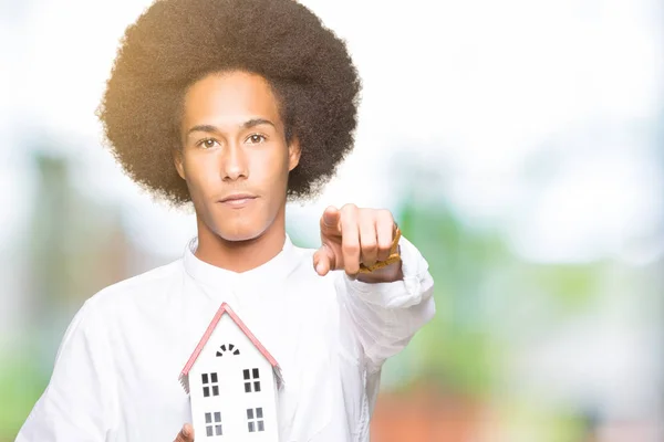 非洲青年美国男子与非洲头发举行的房子用手指指向相机和你 手的标志 积极和自信的手势从前面 — 图库照片