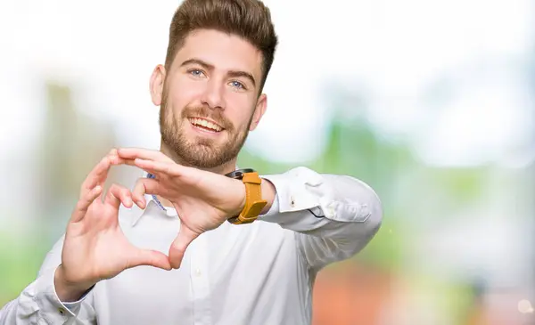 Молодий Красивий Бізнесмен Посміхається Любові Показуючи Серцевий Символ Форму Руками — стокове фото