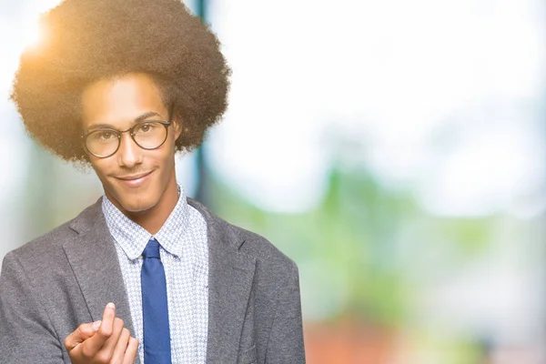 Unga Afroamerikanska Affärsman Med Afro Hår Glasögon Vinkade Komma Här — Stockfoto