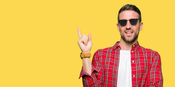 Bell Uomo Che Indossa Occhiali Sole Moda Con Grande Sorriso — Foto Stock