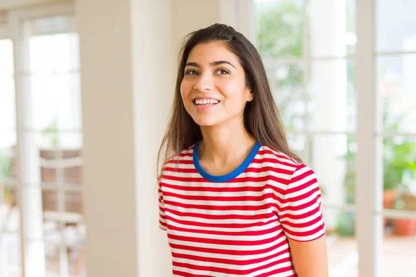 Hermosa Mujer Morena Sonriendo Alegre Mirando Feliz Positiva — Foto de Stock