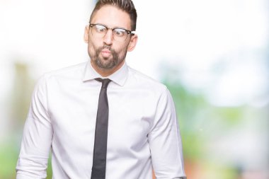 Genç yakışıklı iş adamı izole arka plan yapma balık yüzüne dudaklı, çılgın ve komik bir jest gözlük takıyorum. Komik ifade.