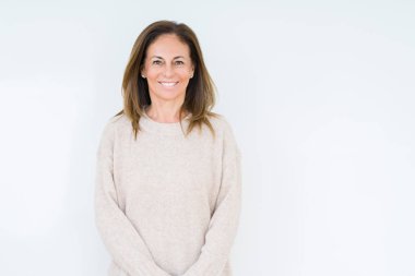 Yüzünde mutlu ve güzel bir gülümseme ile izole arka plan güzel orta yaş kadın. Şanslı kişi.