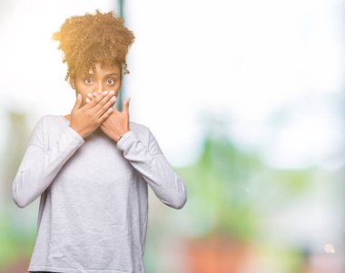 Güzel genç Afro-Amerikan kadın izole arka plan ağız hata için elleriyle kapsayan şok yüzünden. Gizli kavramı.